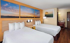 Days Inn By Wyndham Rockford I-90 Walking Distance To Casino